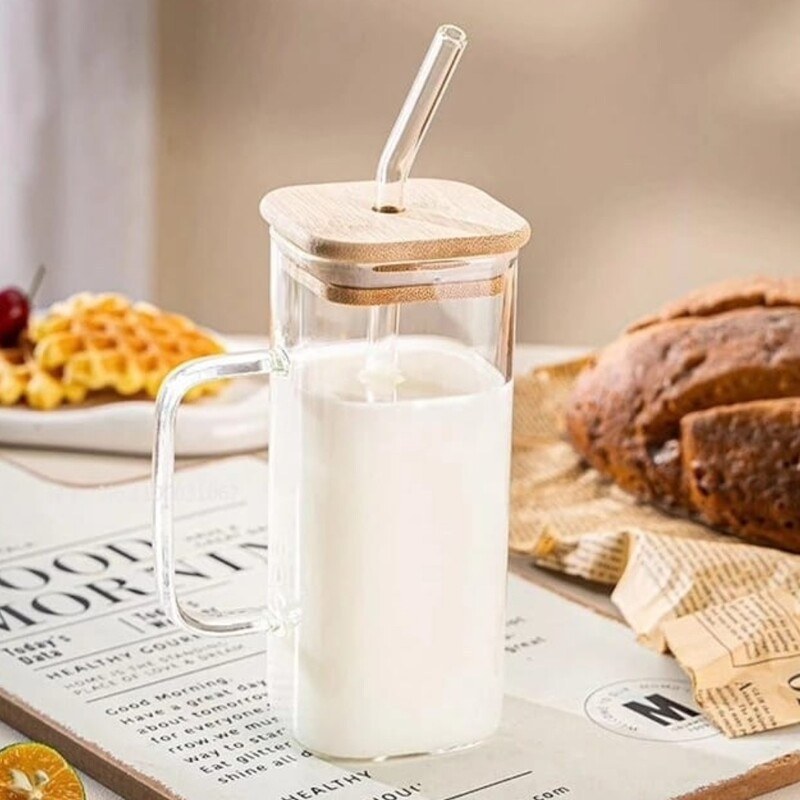 لیوان اسموتی نی دار و درب دار مدل مربع دسته شفاف